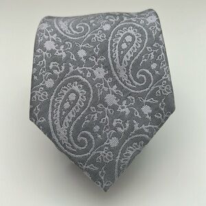 NWOT Men’s Tie Gray and Lilac Paisley design